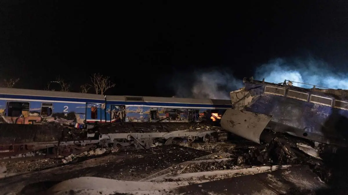 Fuerte accidente de dos trenes en Grecia