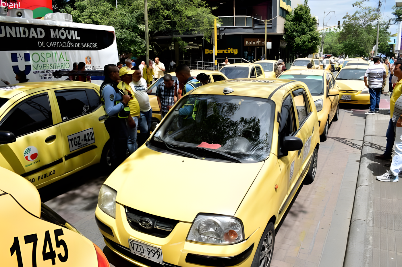 Taxistas convocan asamblea por ley que busca regular plataformas de transporte ilegal
