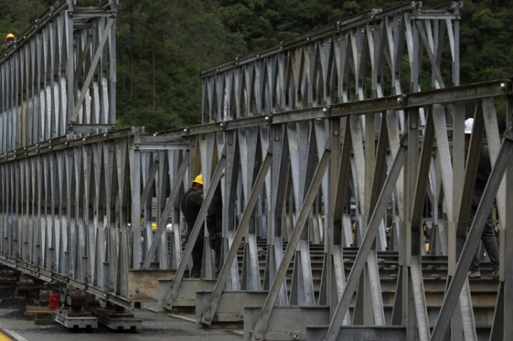El segundo puente instalado por militares en la  vía Bogotá - Villavicencio está listo para funcionar