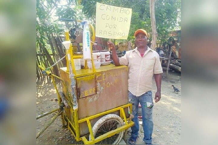 Hombre sale a la calle cambiando raspaos por comida