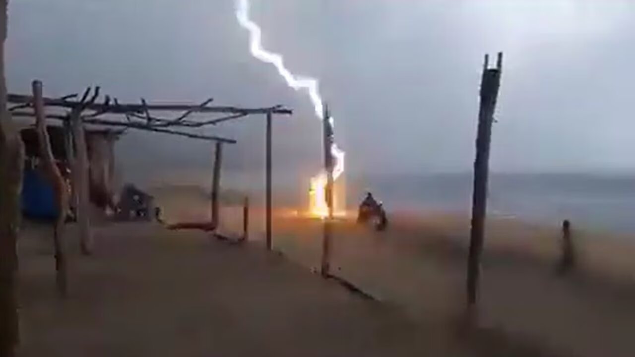 [VIDEO] Rayo mata a dos personas en playa de México