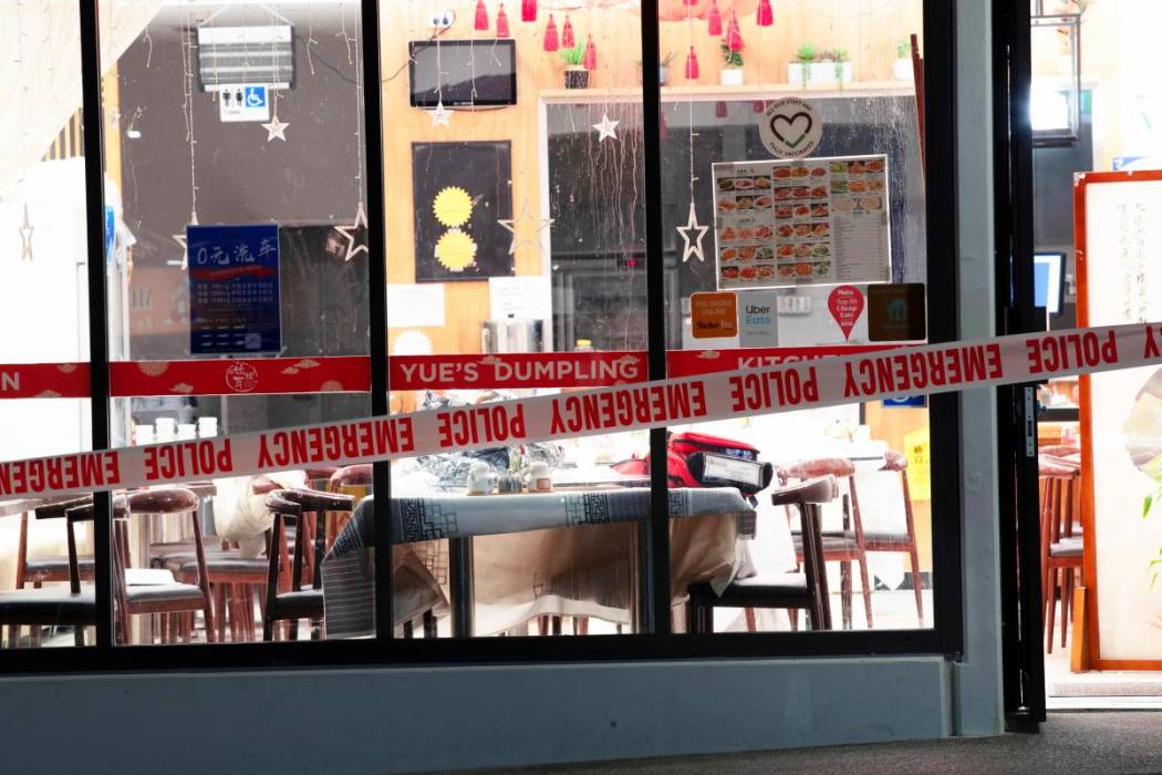 Un hombre armado con un hacha ataca a comensales en 3 restaurantes