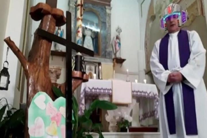 Sacerdote trasmitió en vivo por Facebook y activo los filtros