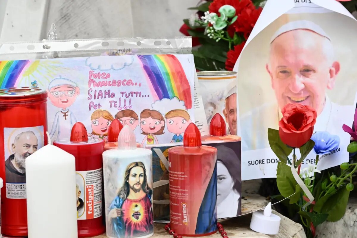 El papa Francisco muestra una “ligera mejoría”, dice le Vaticano