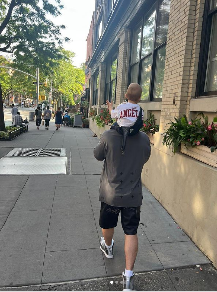 J Balvin vive feliz su etapa como padre paseando con su hijo Río