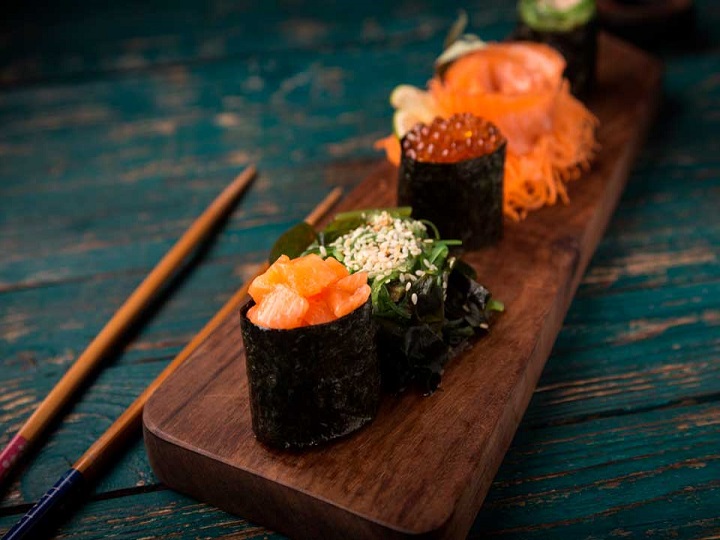 Niño se estresó por no poder comer Sushi con palillos