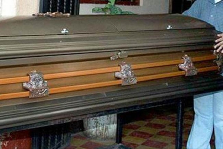 Padres decidieron no sepultar a su hijo luego de que se moviera dentro del ataúd