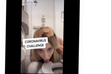 Lamiendo un Inodoro es como se Viraliza el Nuevo Reto sobre el Coronavirus.