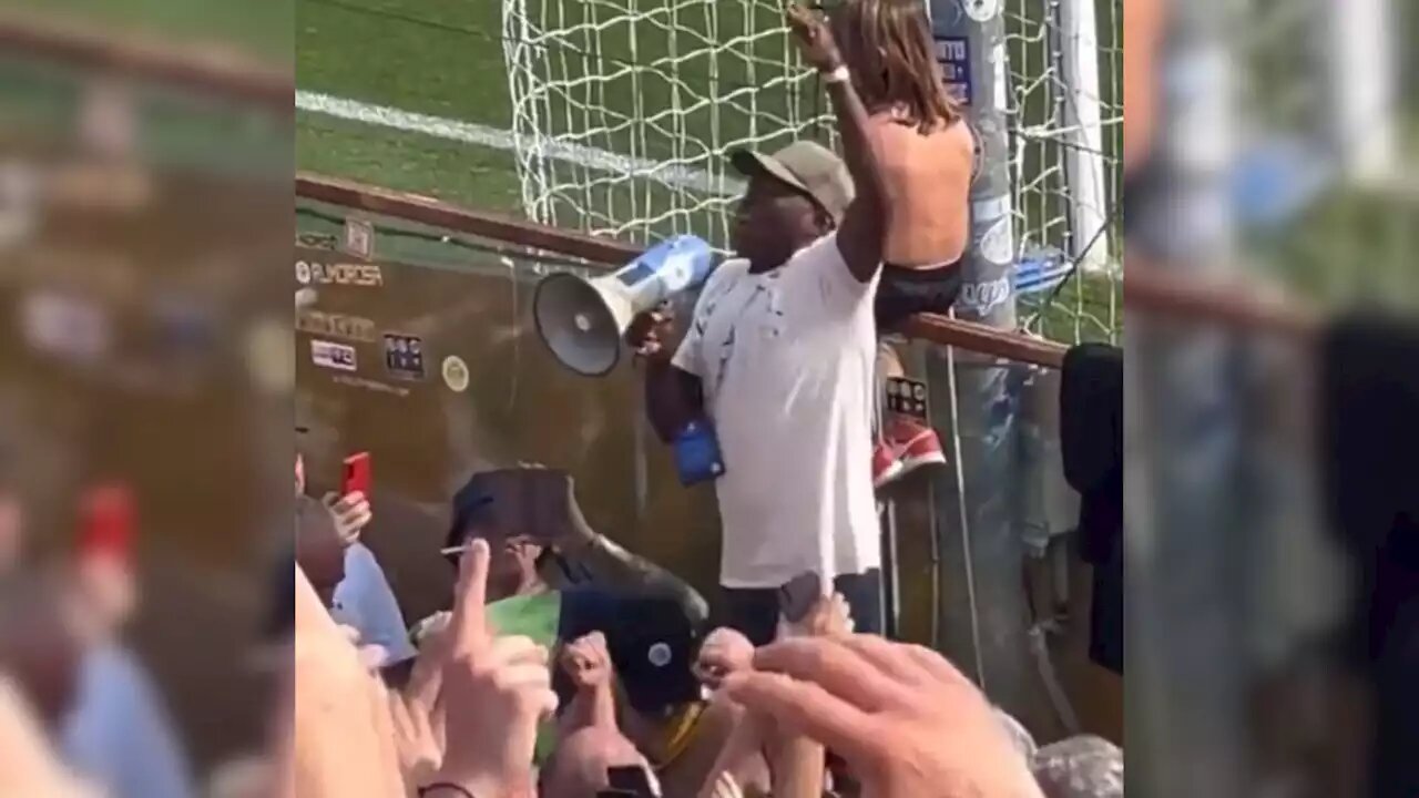 En plena tribuna el ‘Tino’ Asprilla se unió a la fiesta del Parma