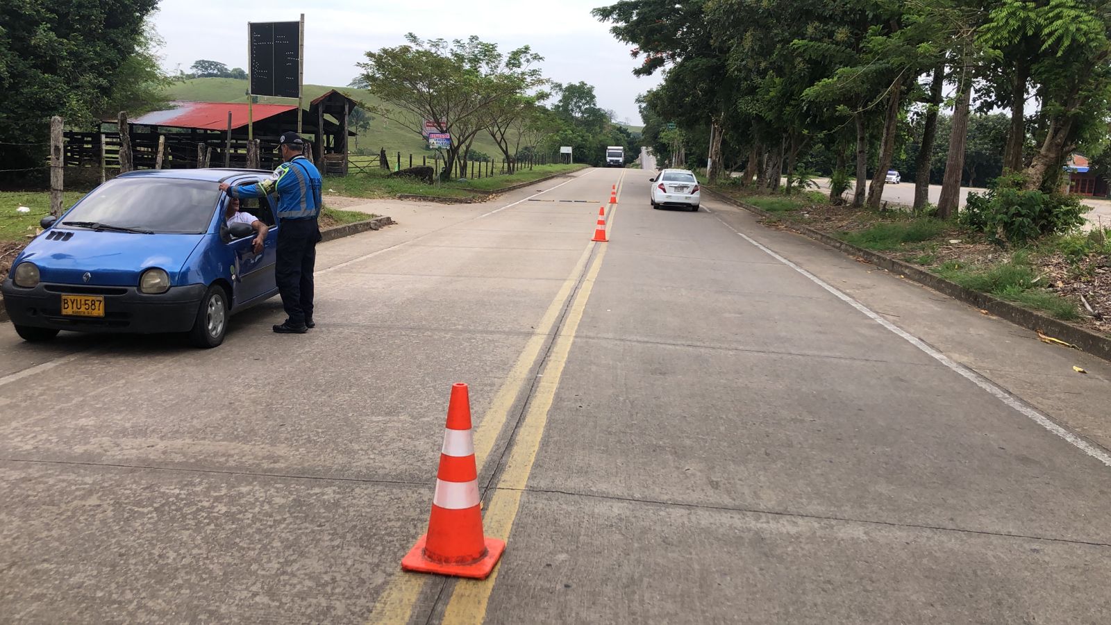 Motociclista amenaza a agente de tránsito.