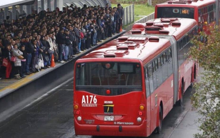 Mujeres se mechonearon en Transmilenio por una silla; un gato llevó del bulto.