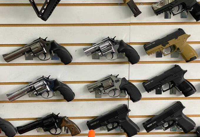 Controles más severos a las armas traumáticas y vehículos de servicio público.