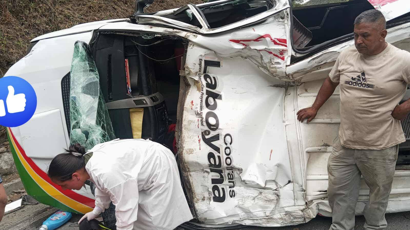 Así quedó el vehículo de Cootranslaboyana que se volcó mientras cubría la ruta Pitalito – Cali