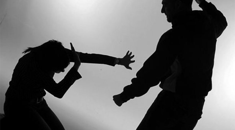 Hombre disfrazado está atacando a mujeres