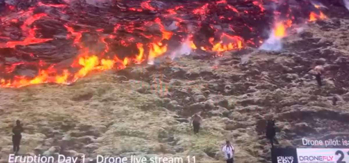 ¡Increíble! Personas caminan cerca del cráter de un volcán en erupción