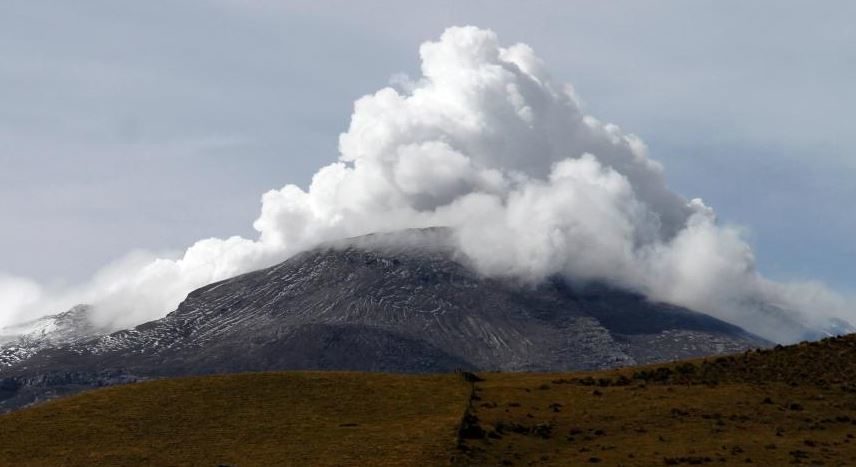 Petro acelera la evacuación de 2.500 familias en zonas aledañas al volcán Nevado del Ruiz