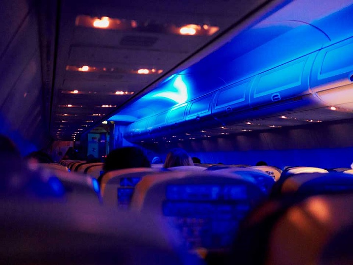 Pasajero are la salida de emergencia y sube al ala de un avión